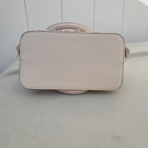 ALDO, new without tags Handbag with 3D flowers - Picture 7 of 8